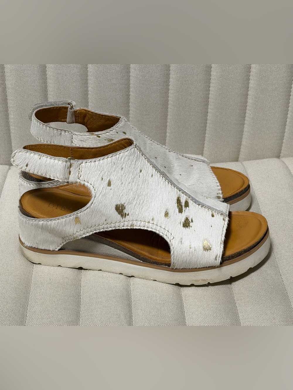 Diba True “Get Along” White Gold Cow Hair Leather Wedge Sandals Women’s size 10